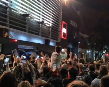 Cristina candidata: la reacción de la gente en la puerta de C5N