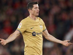 Barcelona goleó a Elche y se alejó más en la punta