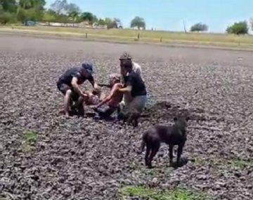 Dramático rescate de un abuelo que quedó sumergido en el barro