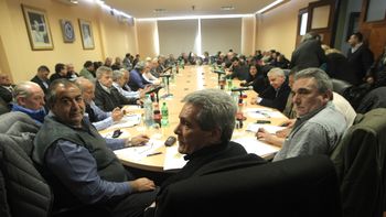 la cgt presiona con un paro general, pero aun no le pone fecha la cgt presiona con un paro general, pero aun no le pone fecha