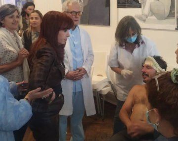 Cristina Kirchner asistió personalmente a heridos por la represión del Gobierno