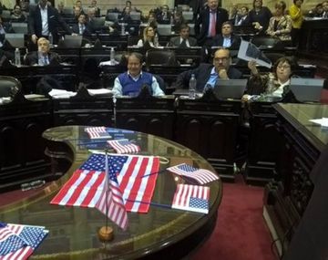 Repartieron banderas de los Estados Unidos a modo de protesta