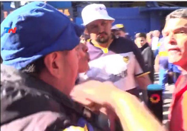 Hinchas de Boca agredieron en vivo a un periodista tras la derrota con River