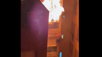 Video: dramáticas imágenes del joven que se salvó del incendio en Córdoba