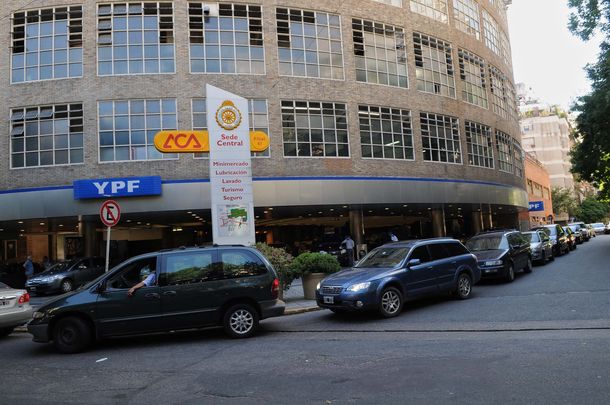 Estacioneros garantizan suministro de naftas pese al paro de Camioneros