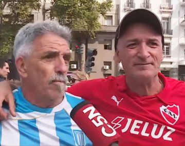El emotivo abrazo de un hincha de Independiente y Racing en la marcha de jubilados