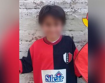 Le robaron la pelota de fútbol a un nene cuando jugaba y su madre pide que se la devuelvan