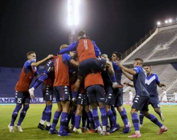 Vélez venció a Huracán y quedó a un paso de la clasificación
