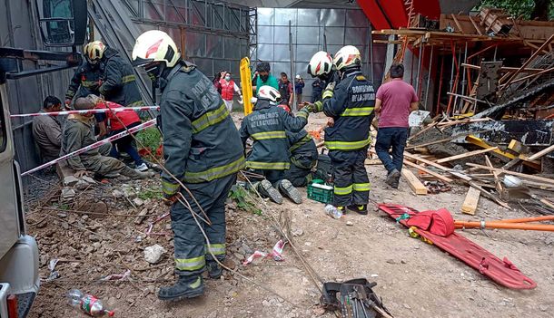 Cinco obreros heridos por un derrumbe en una obra bajo las vías del Ferrocarril Mitre