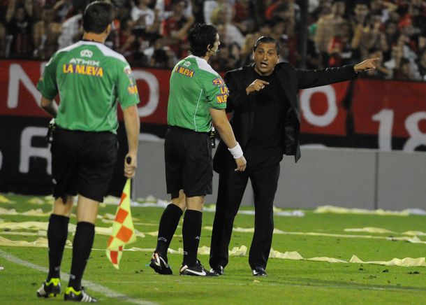 Harto de los árbitros, Ramón Díaz se fue del Coloso sin hablar