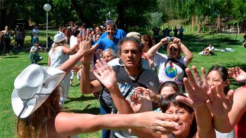 miles de personas se reunen el cerro uritorco por el 21d