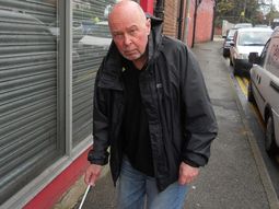 Confunden el bastón de un ciego con una espada y le disparan