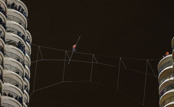 Un equilibrista bate récords mundiales al caminar entre rascacielos