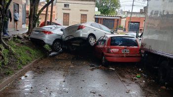 desastre en san martin: asi quedaron autos que estaban estacionados en medio del temporal desastre en san martin: asi quedaron autos que estaban estacionados en medio del temporal