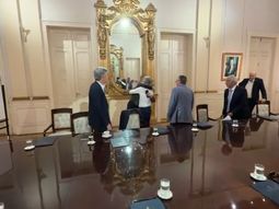 al ritmo de vamos por la gloria de la beriso, milei abrazo a cada uno de los miembros del gabinete al ritmo de vamos por la gloria de la beriso, milei abrazo a cada uno de los miembros del gabinete