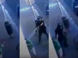 El video que más indigna: le tiraron gas cinco veces y le pegaron un palazo contra un jubilado