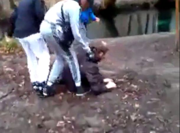 Cuatro menores agreden a un discapacitado mental y suben el video a Facebook