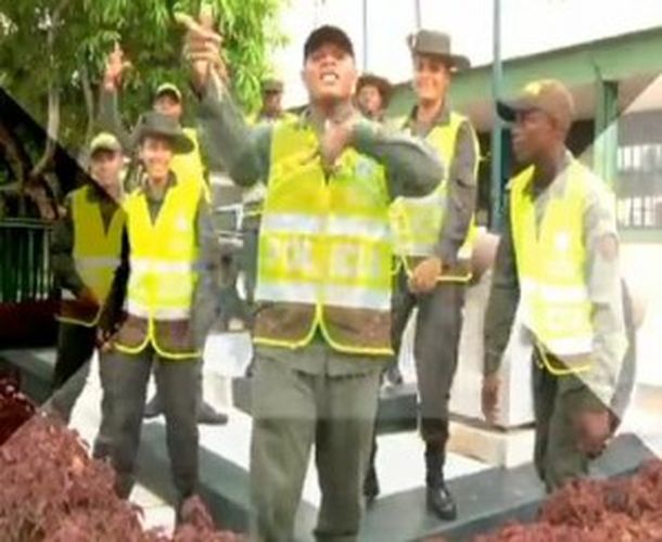 Policías luchan contra el delito al ritmo del reggaetón