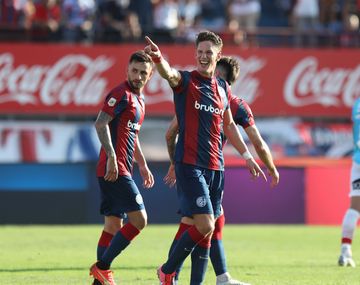 Andrés Vombergar festeja su gol en el partido que están jugando San Lorenzo y Arsenal por la primera fecha del campeonato de primera división.