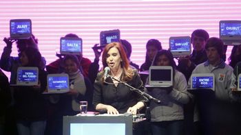 la presidente entrego la netbook 2 millones en la apertura de tecnopolis la presidente entrego la netbook 2 millones en la apertura de tecnopolis