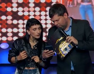 La historia de una cantante callejera que conmovió y ganó un premio que transformará su vida