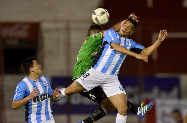 Huracán enfrenta a Racing en Parque Patricios