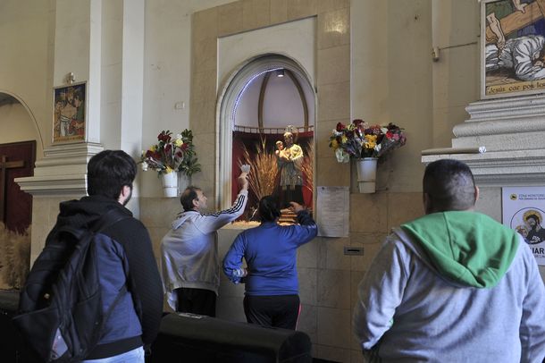 Cientos de fieles hacen una vigilia en la iglesia de San Cayetano para pedir por trabajo