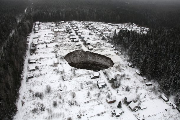 Un misterioso cráter se traga varias casas en Rusia
