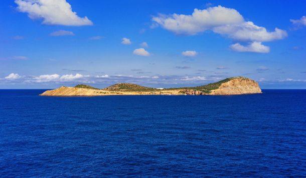 Se vende una isla privada frente a Ibiza en medio del Mediterráneo: ¿cuánto cuesta?