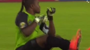 el divertido festejo de un arquero ya dio la vuelta al mundo el divertido festejo de un arquero ya dio la vuelta al mundo