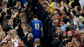 El 10, devastado, va camino a recibir su medalla El 10, devastado, va camino a recibir su medalla