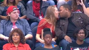 Su novio le niega un beso y ella besa a un desconocido Su novio le niega un beso y ella besa a un desconocido