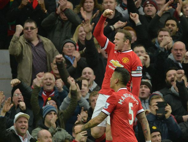Rooney destrabó el partido y el Manchester United volvió al triunfo