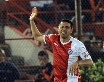 Román se vistió de héroe y el Bicho está en semifinales 