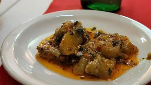 El pollo al ajillo es uno de los grandes platos de este bodegón. El pollo al ajillo es uno de los grandes platos de este bodegón.