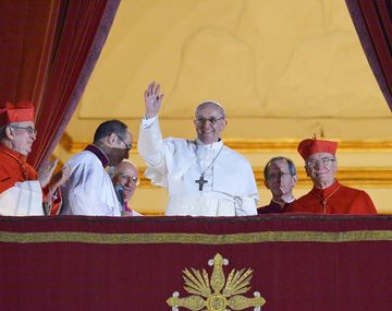 El momento más emocionante: Jorge Bergoglio ya convertido en el Papa Francisco.