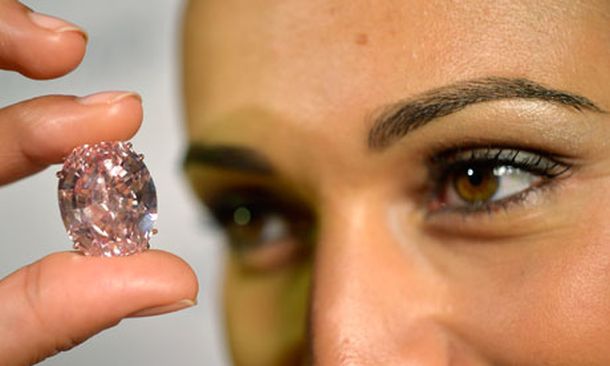 Subastaron un diamante rosado a precio récord: U$S 83 millones