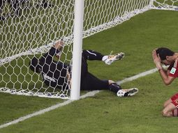 decepcion: espana, ultimo campeon, cayo ante chile y se despidio de brasil decepcion: espana, ultimo campeon, cayo ante chile y se despidio de brasil