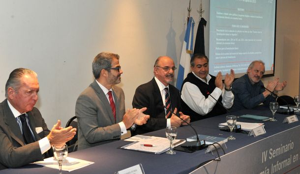 Macri lleva a Bullrich de candidata que en 2001 rebajó sueldos y jubilaciones