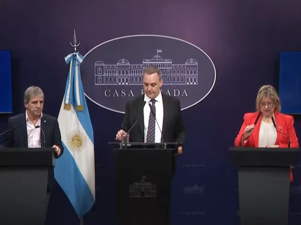 Manuel Adorni abrió una conferencia de prensa para Luis Caputo y Marcela Monteoliva sin responder preguntas