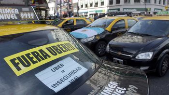 caos en la ciudad: taxistas vuelven a cortar calles en protesta contra uber caos en la ciudad: taxistas vuelven a cortar calles en protesta contra uber