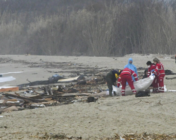 Tragedia en Italia: murieron al menos 60 personas migrantes tras un naufragio