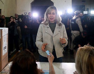 Myriam Bregman fue la primera de los cinco candidatos en votar