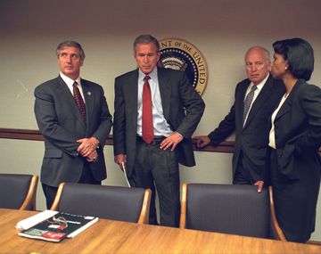 Bush, rodeado por su vicepresidente y Condoleeza Rice