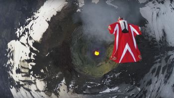 video: se tira en paracaidas sobre un volcan activo video: se tira en paracaidas sobre un volcan activo