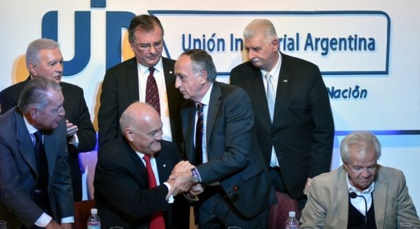 Industriales, preocupados por las abruptas subas del dólar