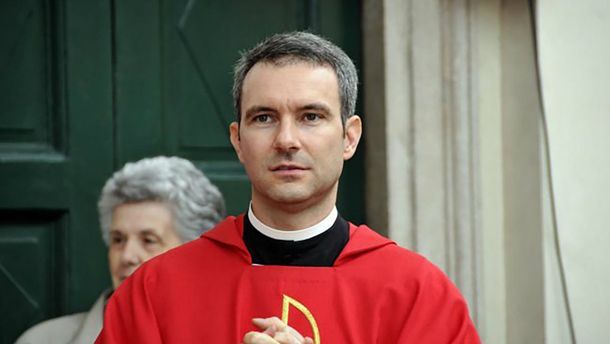 El sacerdote aseguró que empezó a consumir pornografía infantil por el estrés de la mudanza