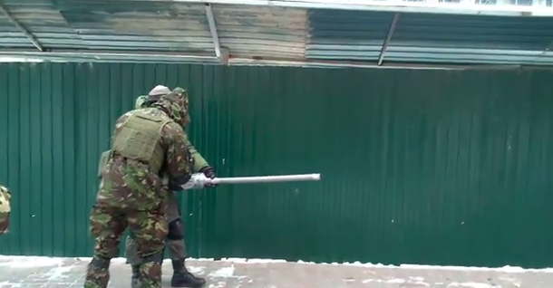 El lanzapapa, una insólita arma en Ucrania durante las protestas sociales