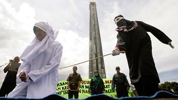 una mujer fue violada por ocho hombres y podria ser condenada a recibir azotes una mujer fue violada por ocho hombres y podria ser condenada a recibir azotes