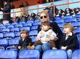 el extremo glamour de wanda y sus hijos para ir a la cancha el extremo glamour de wanda y sus hijos para ir a la cancha